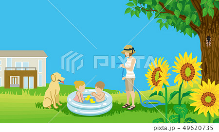 夏の庭 ビニールプールで遊ぶ子供たちと見守る母親と犬 コピースペースありのイラスト素材
