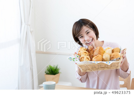 ライフスタイル パン好き女子 ライフスタイル パン好き女子 49623375