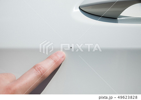 自動車の小傷 ドアパンチ イメージ 素材 49623828