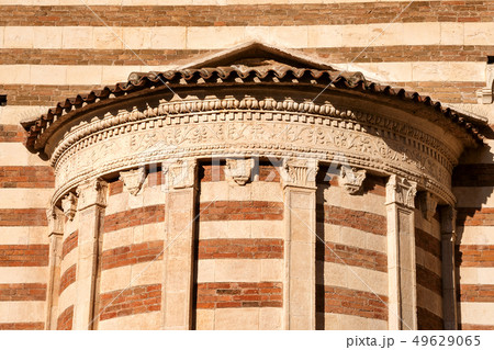 Detail of Verona cathedral - XII century Italy Detail of Verona cathedral - XII century Italy 49629065