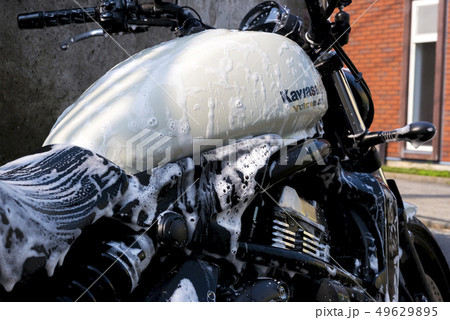 モーターサイクル　大型アメリカンバイクの洗車 49629895