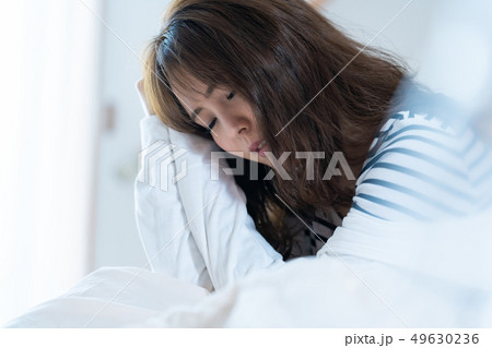 寝起きの女性　低血圧の女性 49630236