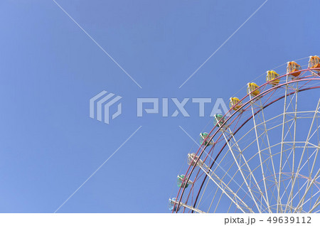 観覧車　ゴンドラ　青空 49639112