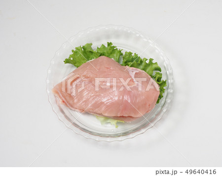 皿にのせた鶏もも肉 49640416