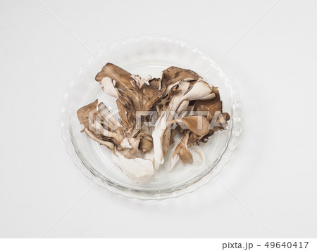 皿にのせた舞茸 49640417