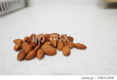 アーモンド 実 茶色 49641898