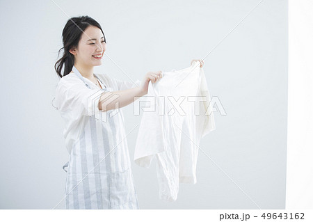 洗濯物をはらう女性 49643162