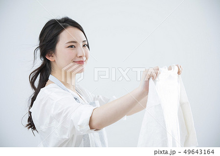 洗濯物をはらう女性 洗濯物をはらう女性 49643164