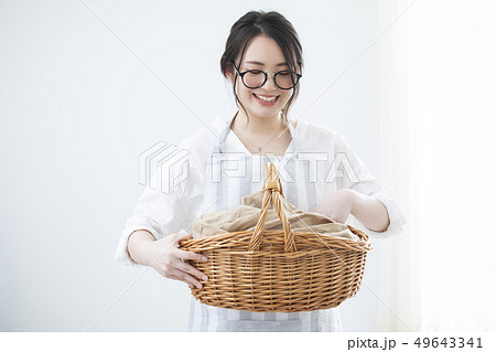籐籠を持つ女性 49643341