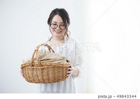 籐籠を持つ女性 49643344