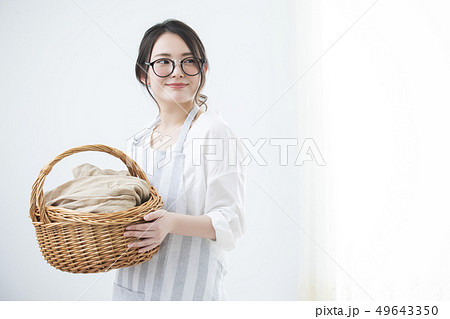 籐籠を持つ女性 49643350