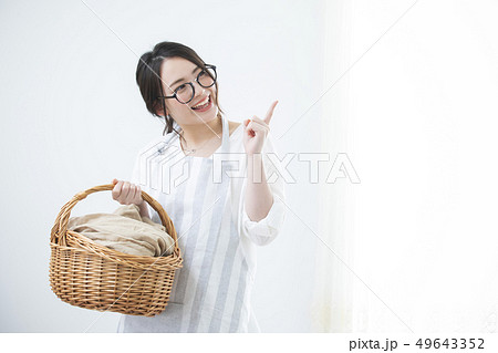 籐籠を持つ女性 籐籠を持つ女性 49643352