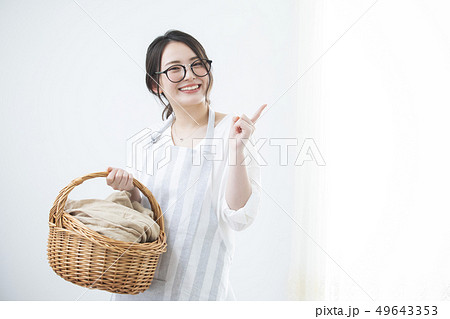 籐籠を持つ女性 籐籠を持つ女性 49643353