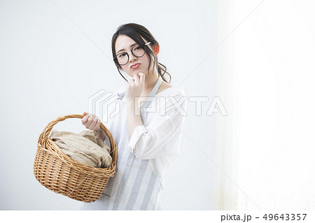 籐籠を持つ女性 49643357