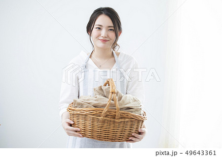 籐籠を持つ女性 籐籠を持つ女性 49643361