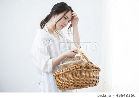 籐籠を持つ女性 籐籠を持つ女性 49643366
