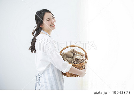 籐籠を持つ女性 49643373