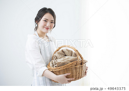 籐籠を持つ女性 49643375