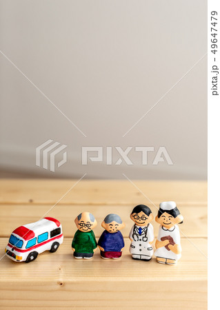 病院　医師　看護師　救急車　シニア 49647479