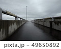 雨に濡れる道路 49650892