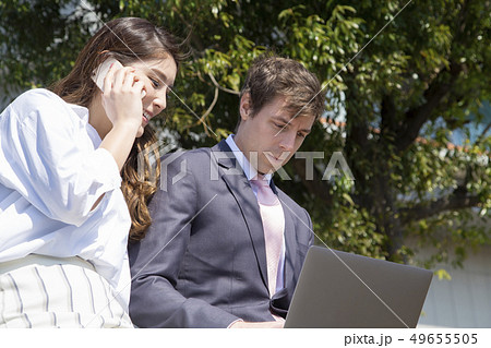 パソコンを見るビジネスマン パソコンを見るビジネスマン 49655505