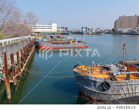 大阪 毛馬橋から見る毛馬閘門と係留されている船 49656614