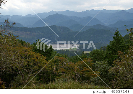 中辺路の道から望む熊野本宮大社大鳥居 中辺路の道から望む熊野本宮大社大鳥居 49657143