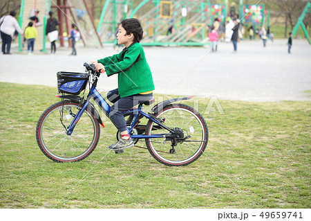 自転車に乗るこども 49659741