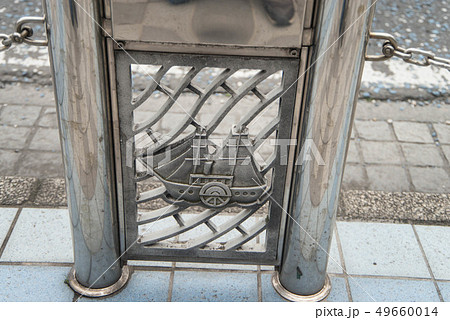 軍港の街、横須賀市　駅前のベルニー公園からは湾内の戦艦が数多く目に飛び込んでくる 49660014