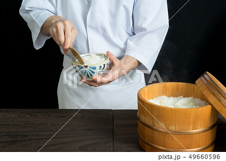 ご飯をよそる板前 49660596