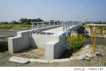洪水対策の河川拡張工事で架け替えられた橋 49661195