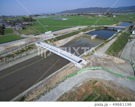 洪水対策の河川拡張工事で架け替えられた橋 49661196