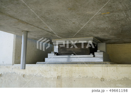 洪水対策の河川拡張工事で架け替えられた橋 49661198