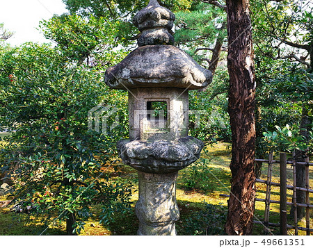 渉成園の蘆菴の春日燈篭 渉成園の蘆菴の春日燈篭 49661351