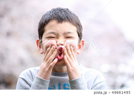 変な顔をする小学生の写真素材