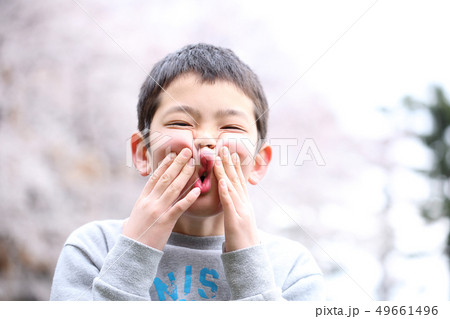 変な顔をする小学生の写真素材