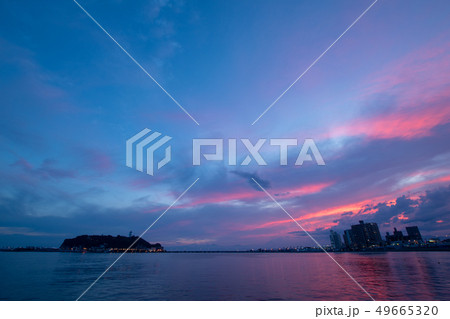 湘南江の島・鎌倉腰越の夕焼け 49665320