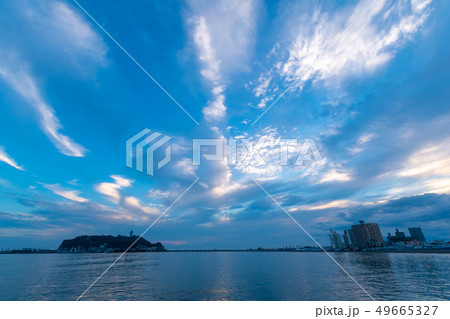 湘南江の島・鎌倉腰越の夕焼け 49665327