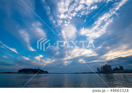 湘南江の島・鎌倉腰越の夕焼け 49665328