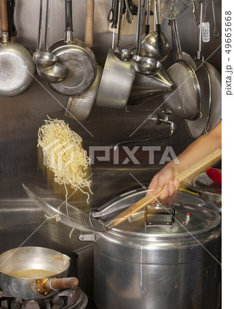 ラーメンの湯切り ラーメンの湯切り 49665668