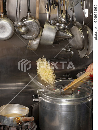 ラーメンの湯切り 49665669