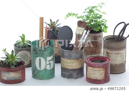 白いカーテン越しに飾ってるリメイク缶に入れた観葉植物 白いカーテン越しに飾ってるリメイク缶に入れた観葉植物 49671205
