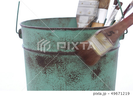 白いカーテン越しに飾ってるリメイク缶に入れた観葉植物 49671219