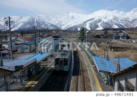 信濃森上駅：普通列車：北アルプス（鹿島槍ヶ岳〜不帰ノ嶮）　　北安曇郡白馬村 49671491