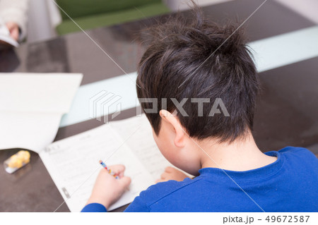 宿題をする子供（寝ぐせのまま） 49672587