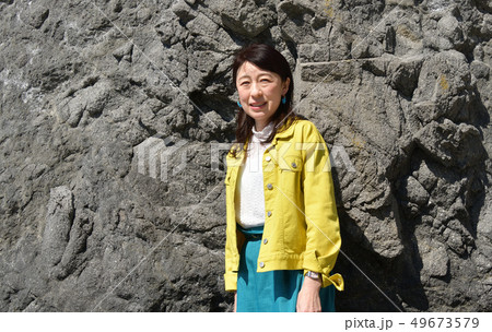 北海道せたな町長磯海岸で黄色いジャケットに青いスカート黒髪の女性のポートレートを撮影 49673579