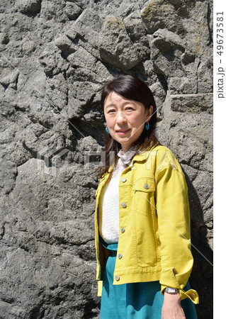 北海道せたな町長磯海岸で黄色いジャケットに青いスカート黒髪の女性のポートレートを撮影 北海道せたな町長磯海岸で黄色いジャケットに青いスカート黒髪の女性のポートレートを撮影 49673581