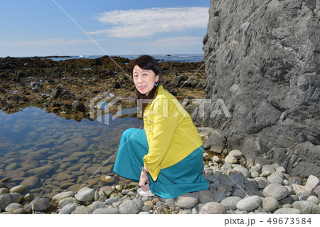北海道せたな町長磯海岸で黄色いジャケットに青いスカート黒髪の女性のポートレートを撮影 49673584