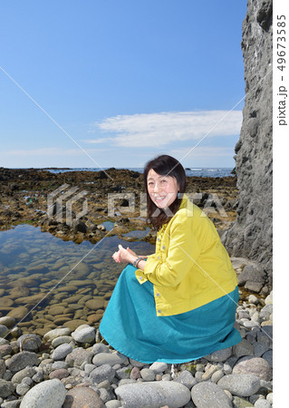 北海道せたな町長磯海岸で黄色いジャケットに青いスカート黒髪の女性のポートレートを撮影 北海道せたな町長磯海岸で黄色いジャケットに青いスカート黒髪の女性のポートレートを撮影 49673585