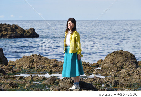 北海道せたな町長磯海岸で黄色いジャケットに青いスカート黒髪の女性のポートレートを撮影 49673586